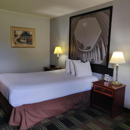 Sprucewood Inn Elyria Bagian luar foto