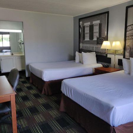 Sprucewood Inn Elyria Bagian luar foto