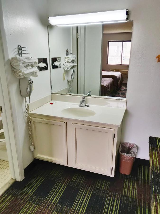 Sprucewood Inn Elyria Bagian luar foto